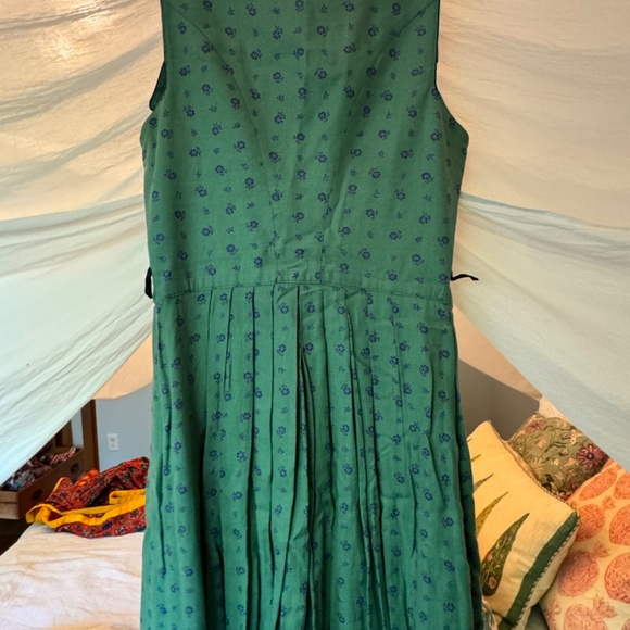 Vintage green floral pleated mini dress with adjustable buttoned straps, militar - Picture 2 of 5